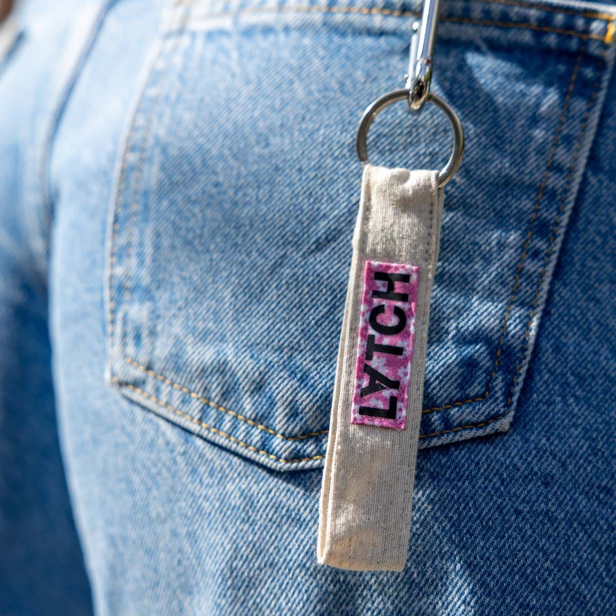 Sand beige keyholder.